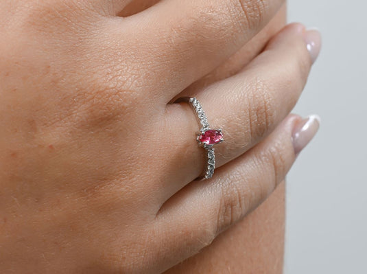 Anel Solitário com Pedra Oval Zircônia e Detalhes Laterais - Prata 925