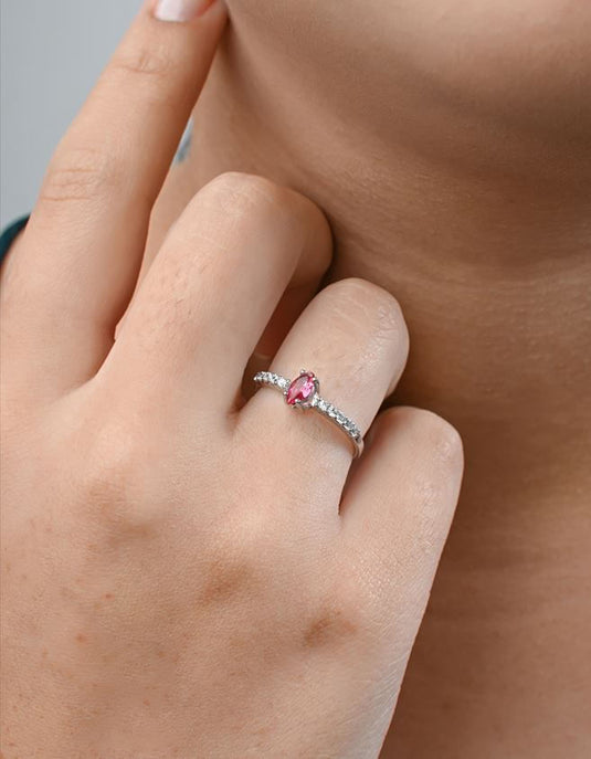 Anel Solitário com Pedra Oval Zircônia e Detalhes Laterais - Prata 925