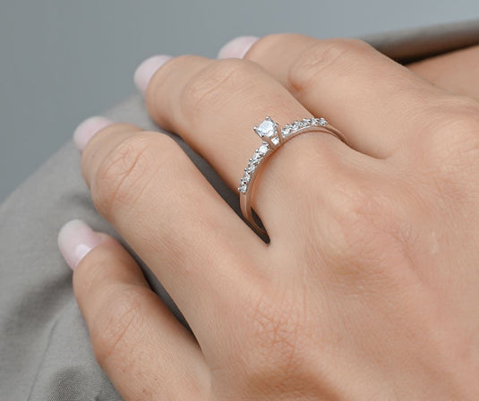 Anel Solitário com Zircônias Laterais - Prata 925