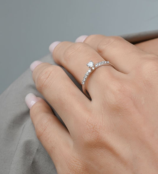 Anel Solitário com Zircônias Laterais - Prata 925