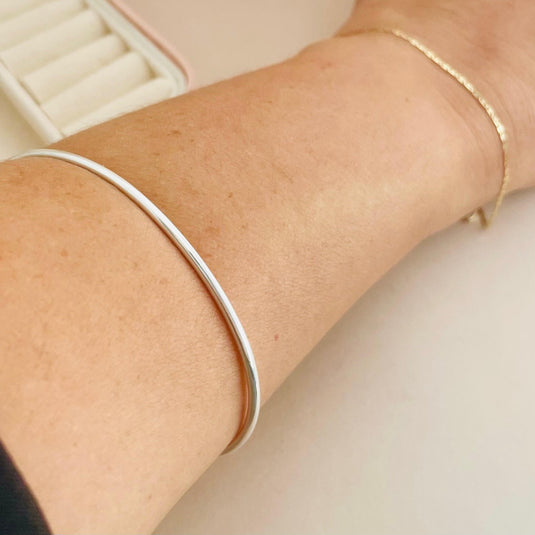 Bracelete Fino Liso – Prata 925 com Elegância Minimalista....