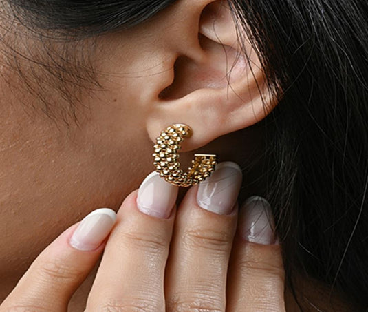 Brinco Argola Bolinhas em Ouro 18k – Charme e Sofisticação Atemporal.