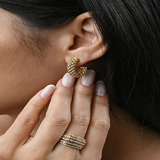 Brinco Argola Bolinhas em Ouro 18k – Charme e Sofisticação Atemporal