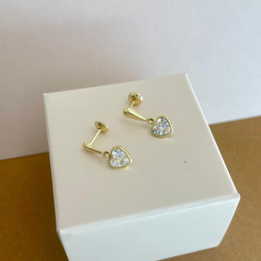 Brinco Aste Coração Pendurado em Ouro 18k – Charme e Sofisticação;