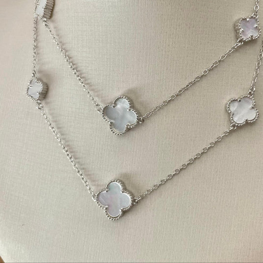 Colar Trevo da Sorte Vintage em Prata 925 com Madrepérolas Cor Pérola – 70 cm..