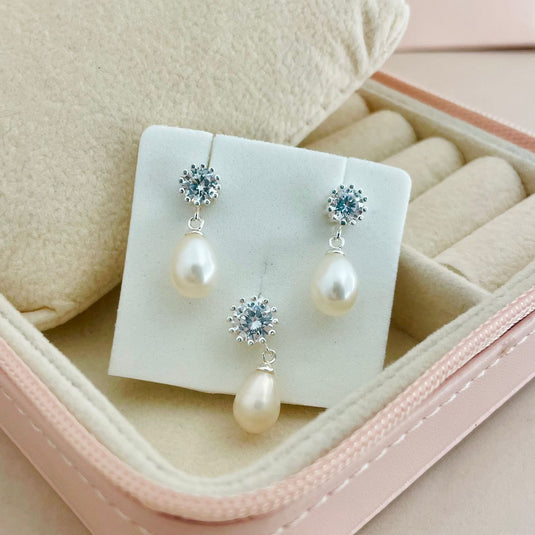Conjunto Elegância Clássica – Brincos e Pingente em Prata 925 com Pérola e Zircônia