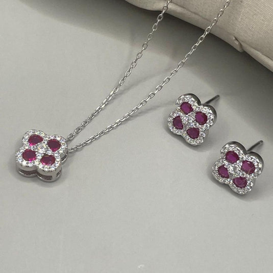 Conjunto Trevo com Pedras Rosa Sintéticas e Zircônias em Prata 925