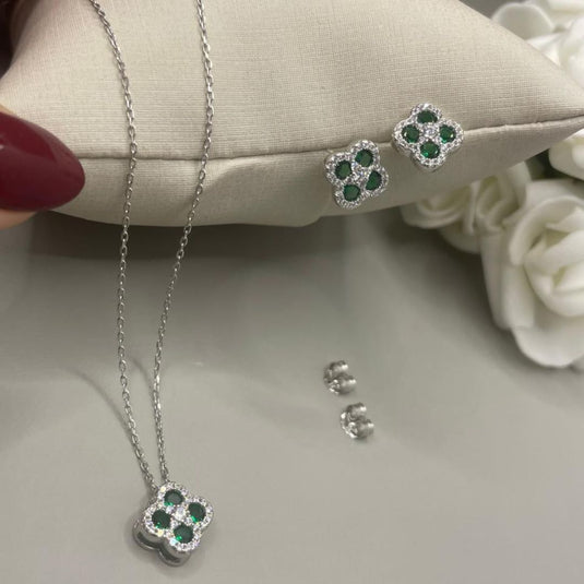 Conjunto Trevo com Pedras Verdes Sintéticas e Zircônias em Prata 925.