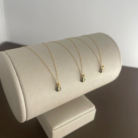 Gargantilha Mini Elo Português com Nossa Senhora Aparecida 45cm Ouro 18k – Proteção e Elegância