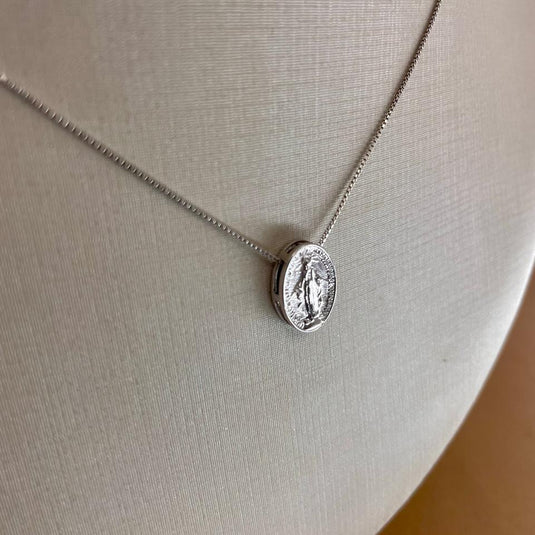 Gargantilha Nossa Senhora das Graças com Corrente Veneziana .