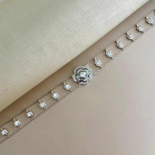Gargantilha choker Rosa Camélia Cravejada Zircônia 40cm Prata 925.