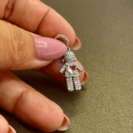 Pingente Menina Cravejada com  Pedra Rosa no Formato de Coração no Peito em Prata 925