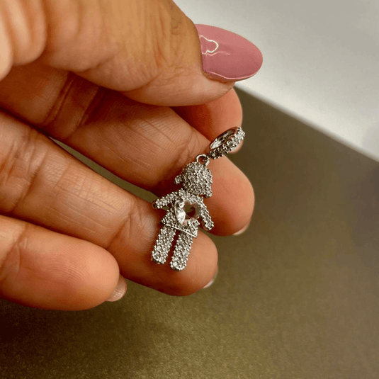 Pingente Menina Cravejada com  Pedra Rosa no Formato de Coração no Peito em Prata 925