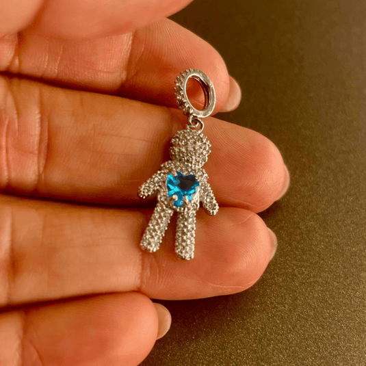 Pingente Menino Cravejado com Pedra Azul no Formato de Coração no Peito em Prata 925