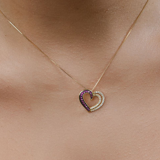 Pingente Coração Vazado Pedras Rubi e Brancas Ouro 18k.