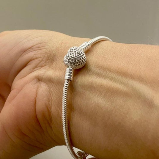 Pulseira Berloque com Fecho Coração Cravejado de Microzircônias – Prata 925.