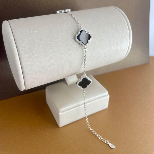 Pulseira Trevo da Sorte com Ônix Cravejada com Zircônias em Prata 925 Rodinada.