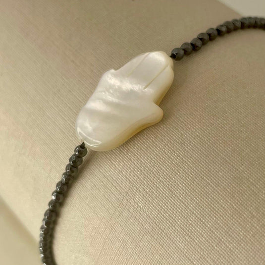 Pulseira com Pedras Naturais de Espinélio em Madrepérola – Elegância Natural e Brilho Sofisticado