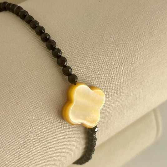 Pulseira com Pedras de Ágata Preta e Trevo de Quatro Folhas em Madrepérolas com Liga de Silicone