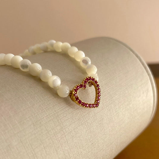 Pulseira de Madrepérolas com Coração em Ouro 18k e Pedras Sintéticas Cor de Rubi – 17cm