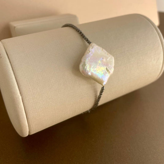 Pulseira de Pedras Hematita com Pérola Barroca e Liga de Silicone Ajustável 