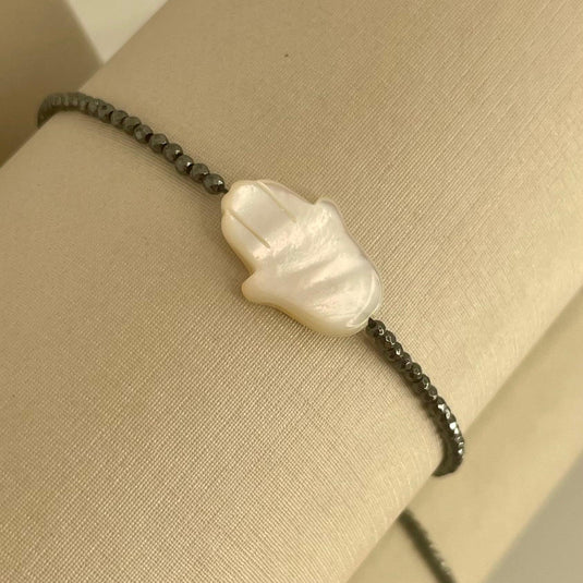Pulseira com Pedras Naturais de Espinélio em Madrepérola – Elegância Natural e Brilho Sofisticado