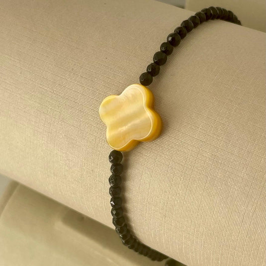 Pulseira com Pedras de Ágata Preta e Trevo de Quatro Folhas em Madrepérolas com Liga de Silicone – Estilo e Boa Sorte em Cada Detalhe