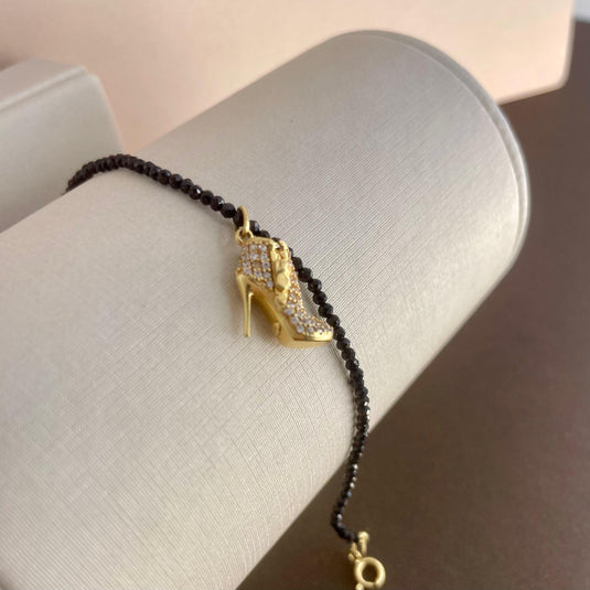 Pulseira de Ágata Preta com Pingente de Bota Cravejada em Ouro 18k – Elegância e Charme em Cada Detalhe
