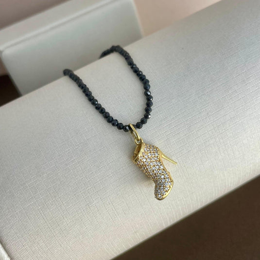 Pulseira de Ágata Preta com Pingente de Bota Cravejada em Ouro 18k – Elegância e Charme em Cada Detalhe