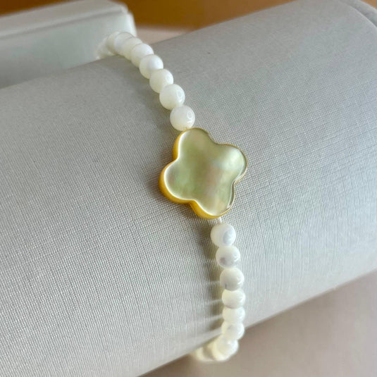 Pulseira de Madrepérola Branca com Cruz Dourada