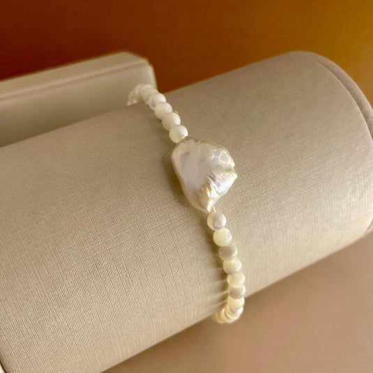 Pulseira de Madrepérola com Pérola Barroca e Liga de Silicone Ajustável – Estilo e Conforto em Cada Detalhe