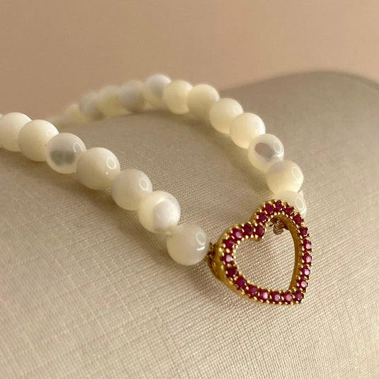 Pulseira de Madrepérolas com Coração em Ouro 18k e Pedras Sintéticas Cor de Rubi – 17cm